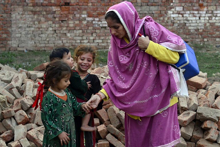 Poliomielitis: la enfermedad endémica que nunca logró erradicarse y ahora aumentó sus casos en Pakistán