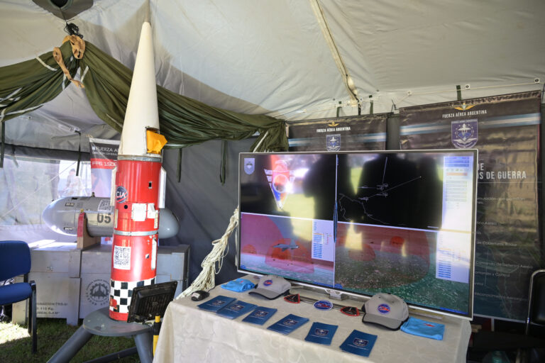 Una bomba inteligente, un cohete y un pod: los desarrollos más importantes de la Fuerza Aérea