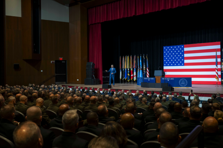 Estados Unidos: “estándar masculino”, el modelo que vuelve a las FF. AA. de la mano de Trump