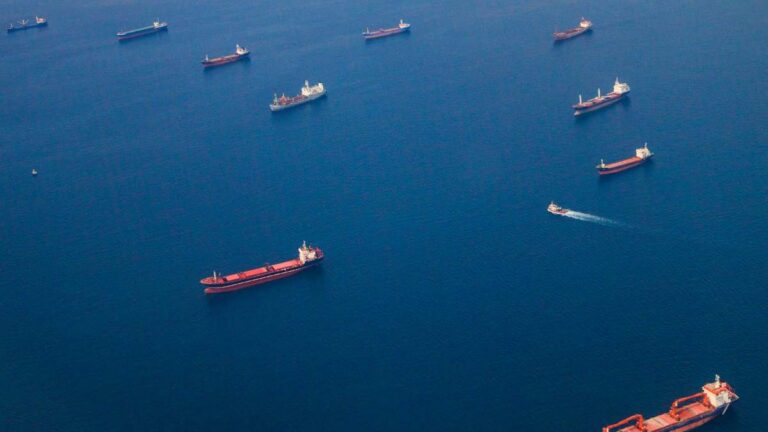 La flota fantasma de Rusia, la clave económica para sostener el conflicto en Europa