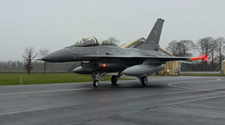 F-16 en vuelo: los detalles del ferry que los traslada a la Argentina