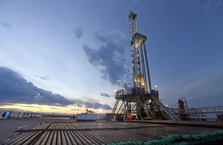 Vaca Muerta: cuál es la petrolera que anunció inversiones para aumentar su producción en un 60%