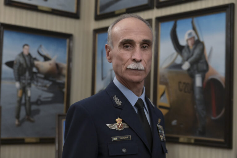 Entrevista exclusiva con el brigadier Valverde, jefe de la Fuerza Aérea: “Es un desafío traer los seis aviones F-16”