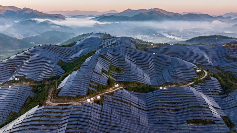 Paneles solares en las montañas de China: el megaproyecto energético que desafía la altura