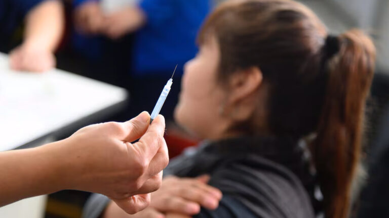 Argentina ante una encrucijada sanitaria: evidencia científica abrumadora vs. movimiento antivacunas