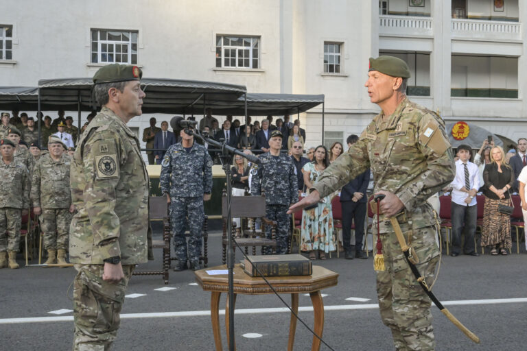 Asumió el nuevo jefe del Ejército Argentino: ¿quién es y qué relación tiene con el ministro de Defensa?