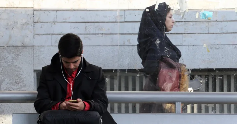 Tensión en Irán: vuelve el acceso a Internet de forma parcial tras el apagón digital