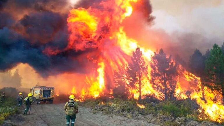 Incendios en Chubut: una zona poblada está rodeada por el fuego y la situación es alarmante