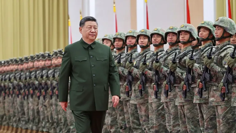 Purga en China: las versiones detrás de la crisis militar sin precedentes que enfrenta Xi Jinping
