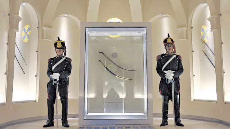 Los secretos del sable corvo del general San Martín: ¿del Museo Histórico Nacional al Regimiento de Granaderos?