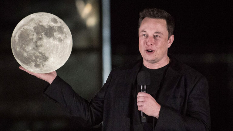 Elon Musk ya no quiere ir a Marte y apunta a crear una ciudad lunar en 10 años
