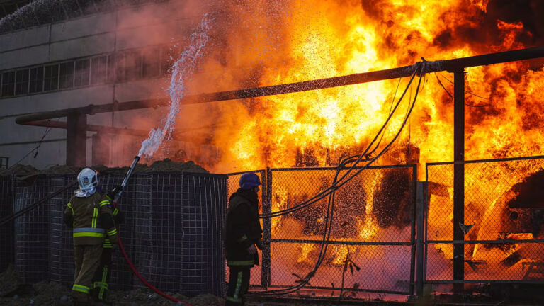 Ucrania, al límite: la red eléctrica es blanco de la ofensiva rusa en los meses de frío extremo