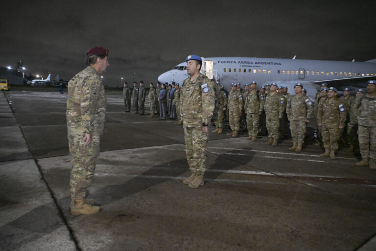 Un vuelo a una zona en conflicto: regresó de Chipre el Boeing 737 de la Fuerza Aérea