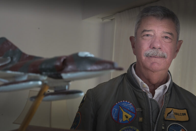 “Usted es mi padre”: la hazaña del piloto que estuvo a cinco minutos de no volver de Malvinas