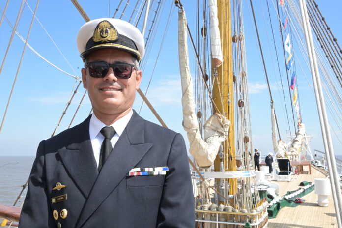 El capitán de navío Cáceres es hijo de un Veterano de Malvinas. Antes de llegar a la Fragata, comandó distintos buques de la Armada Argentina (Foto: Fernando Calzada)