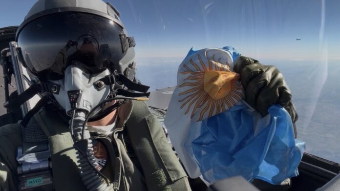 Con esta imagen, el ministro de Defensa, teniente general Presti, anunció la inminente llegada de los F-16.