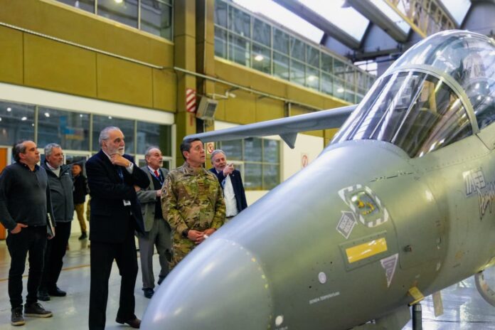 El titular de Defensa recorrió las instalaciones de la Fábrica Argentina de Aviones